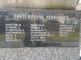 Deska z pravé strany:Oběti rasové persekuceAugstein M., Klemens V., Klemensová A., Hartmanová F., Weisl J., Weisl E., Weislová E., Weislová H., Neuman A., Neumanová H., Schwarzkopf J., Schwarzkopfová B., Hutter Max., Hutterová N., Hutter Jos., Hutterová H
